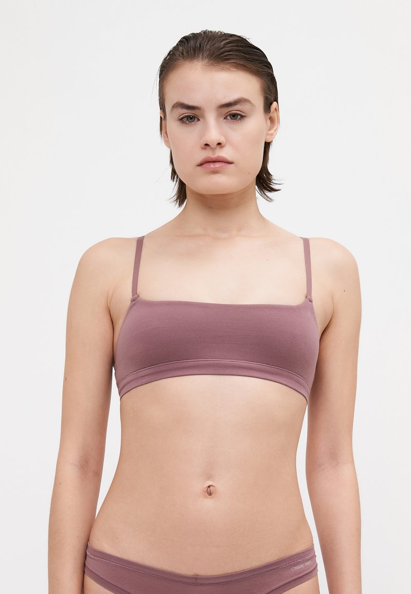 Mauve bomullsbikini-topp med tynne justerbare stropper og et enkelt, sømløst design. Lett med en jevn tekstur og minimalistisk stil.