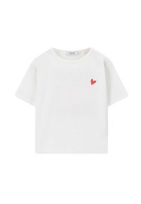 Witte katoenen t-shirt met een ronde hals, korte mouwen en een kleine rode hartafbeelding op de linkerborst. Soepele textuur.