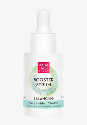 Flacon blanc avec compte-gouttes étiqueté Hada Labo Tokyo Booster Serum Balancing avec niacinamide et allantoïne pour peau sujette aux imperfections, 1 once liquide.