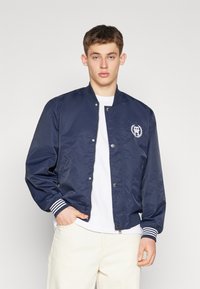Tommy Hilfiger REVERSIBLE VARSITY JACKET - Bomberjacke - desert sky