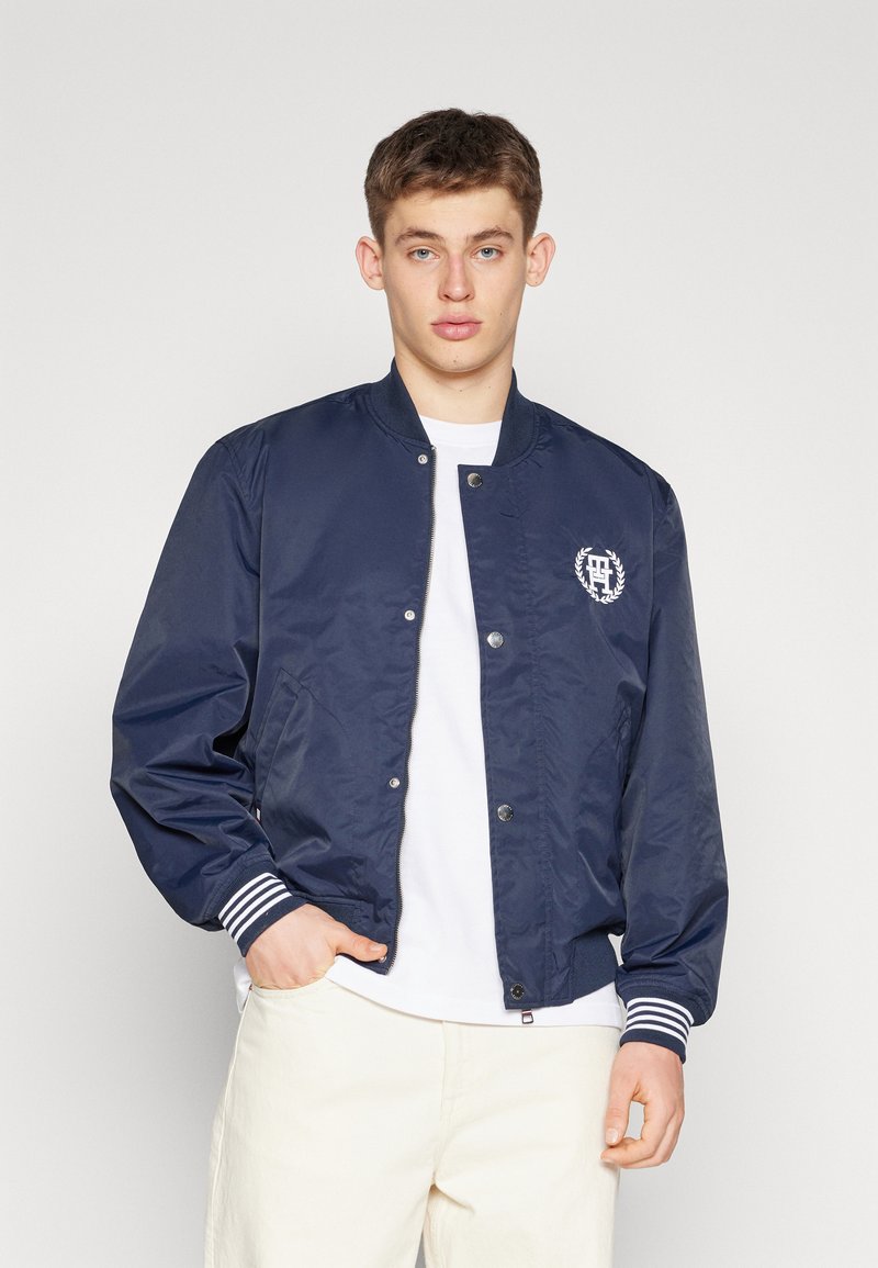 Tommy Hilfiger REVERSIBLE VARSITY JACKET - Bomberjacke - desert sky