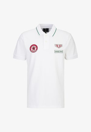 Weißes Poloshirt mit grünem Besatz am Kragen, vorne mit Aufnähern mit den Aufschriften "Monza Italian Speed", "19 U 69" und "Grand Prix".