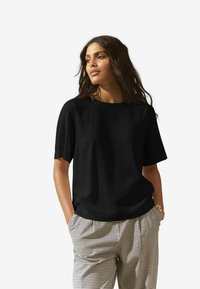 Unselected, black