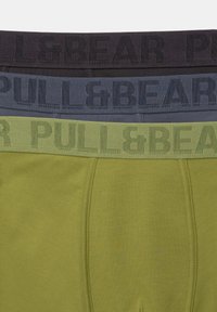 Három pár boxer alsónadrág sötétszürke, kék és olívazöld színben, elasztikus derékkal, amelyen a "PULL & BEAR" felirat kontrasztos színekben van szőve.