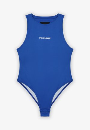 Plavi jednodijelni kupaći kostim s visokim ovratnikom, s bijelim logotipom "PEGADOR" sprijeda i izrezima sa strane za ventilaciju.
