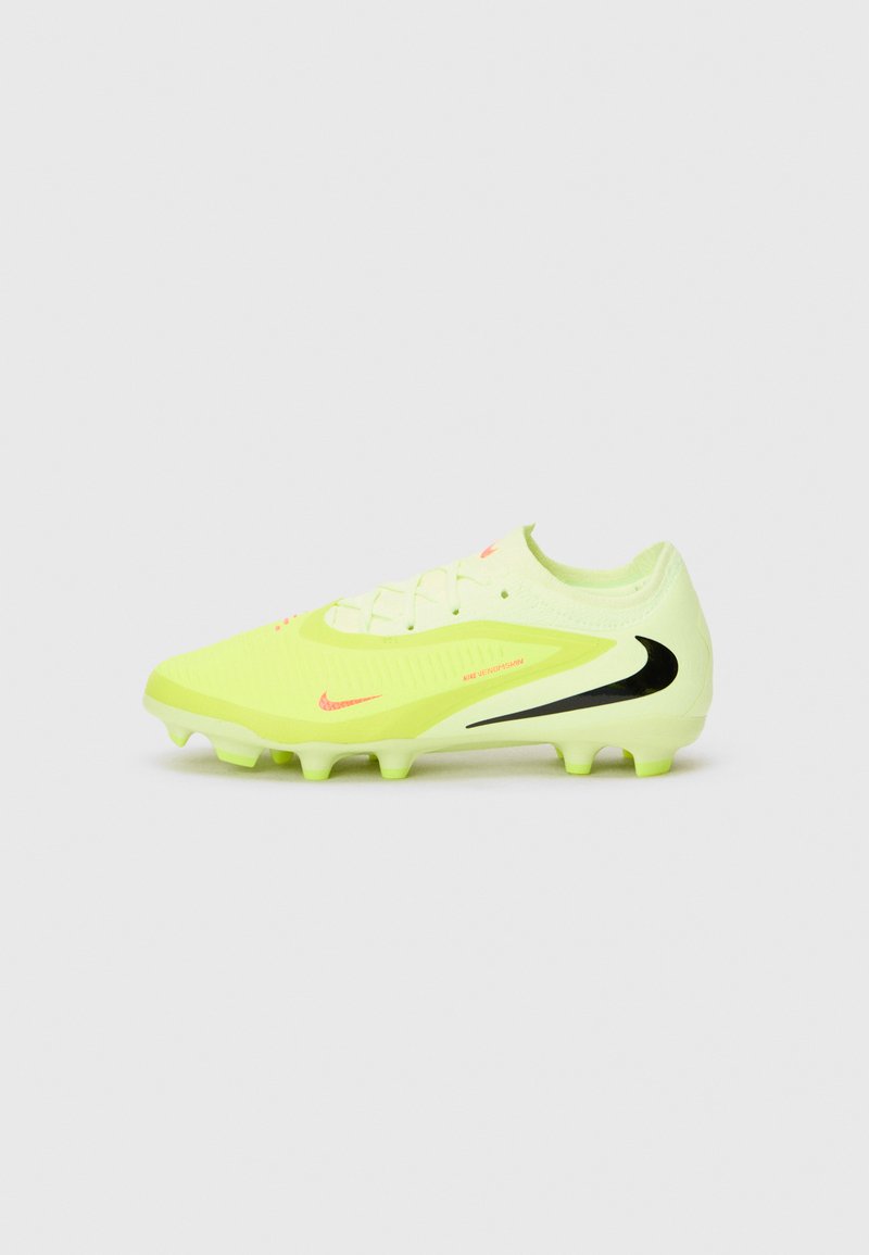 Dzeltens futbola apavu modelis ar struktūru augšdaļā, melnās Swoosh zīmes un rozā akcentiem. Aprīkots ar zemu profilu un sešiem punčiem.