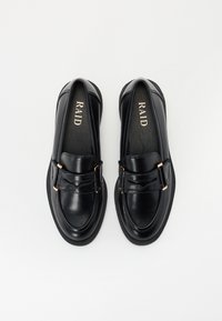 Schwarze Leder Slipper mit runder Zehenform, ausgestattet mit einer dekorativen Goldschnalle und einer glatten Textur. Die Innensohle trägt den Markennamen "RAID."