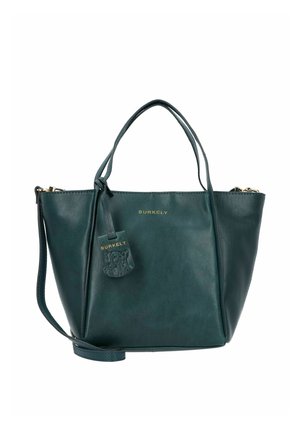 Borsa a mano in pelle verde con due manici e una tracolla rimovibile. Presenta un logo dorato e un'etichetta decorativa attaccata.