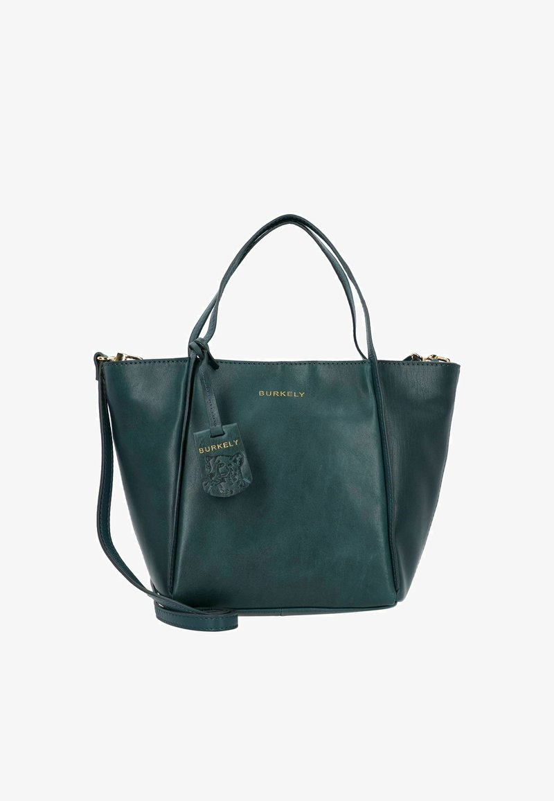 Borsa a mano in pelle verde con due manici e una tracolla rimovibile. Presenta un logo dorato e un'etichetta decorativa attaccata.