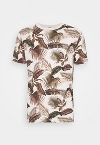 Kurzärmliges T-Shirt mit einem tropischen Blättermuster in erdigen Grüntönen und Brauntönen auf einem hellbeigen Hintergrund.
