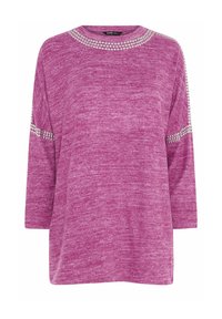 Lila tröja med en texturerad stickning, långa ärmar med siddekorer och en rundad halsringning prydd med dekorativa nitar.