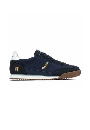 Zapatilla deportiva azul marino con suela marrón, cuello del talón blanco, detalles de ante negro y logotipo dorado "Refresh" en el lateral y el talón.