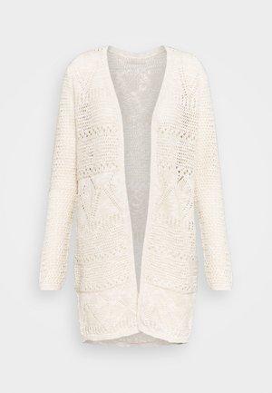 Cremefarbener, offen geschnittener Strickcardigan mit langen Ärmeln und strukturierten geometrischen Mustern auf weißem Hintergrund.