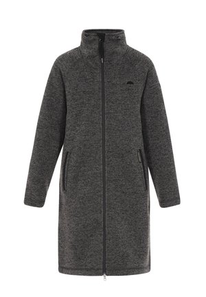 Cappotto in pile lungo di un grigio scuro con colletto alto, zip frontale e tasche laterali. Presenta un tessuto testurizzato e un logo sul petto.