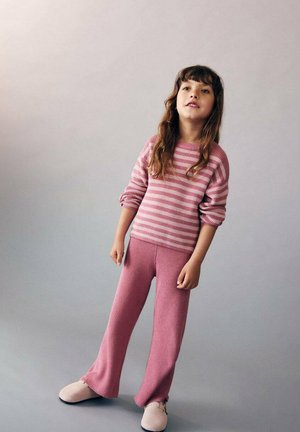 Maglione a righe rosa con maniche arrotolate, abbinato a pantaloni rosa a coste e scarpe slip-on rosa chiaro. Design semplice e informale.