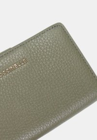 Coccinelle METALLIC SOFT - Portafoglio - green