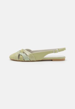 Lysegrønne slingback-flats med spids tå, der har krydsede stropper i glansfuldt og glitrende materiale. Flad sål med en diskret detalje.