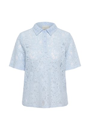 Svijetloplava bluza kratkih rukava od čipke s cvjetnim uzorkom, šiljatim ovratnikom i trima gumbima sprijeda.