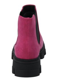 Botín de ante rosa con un alto en la parte trasera, paneles laterales elásticos y una suela gruesa de goma negra. Presenta un logo grabado en el lateral.