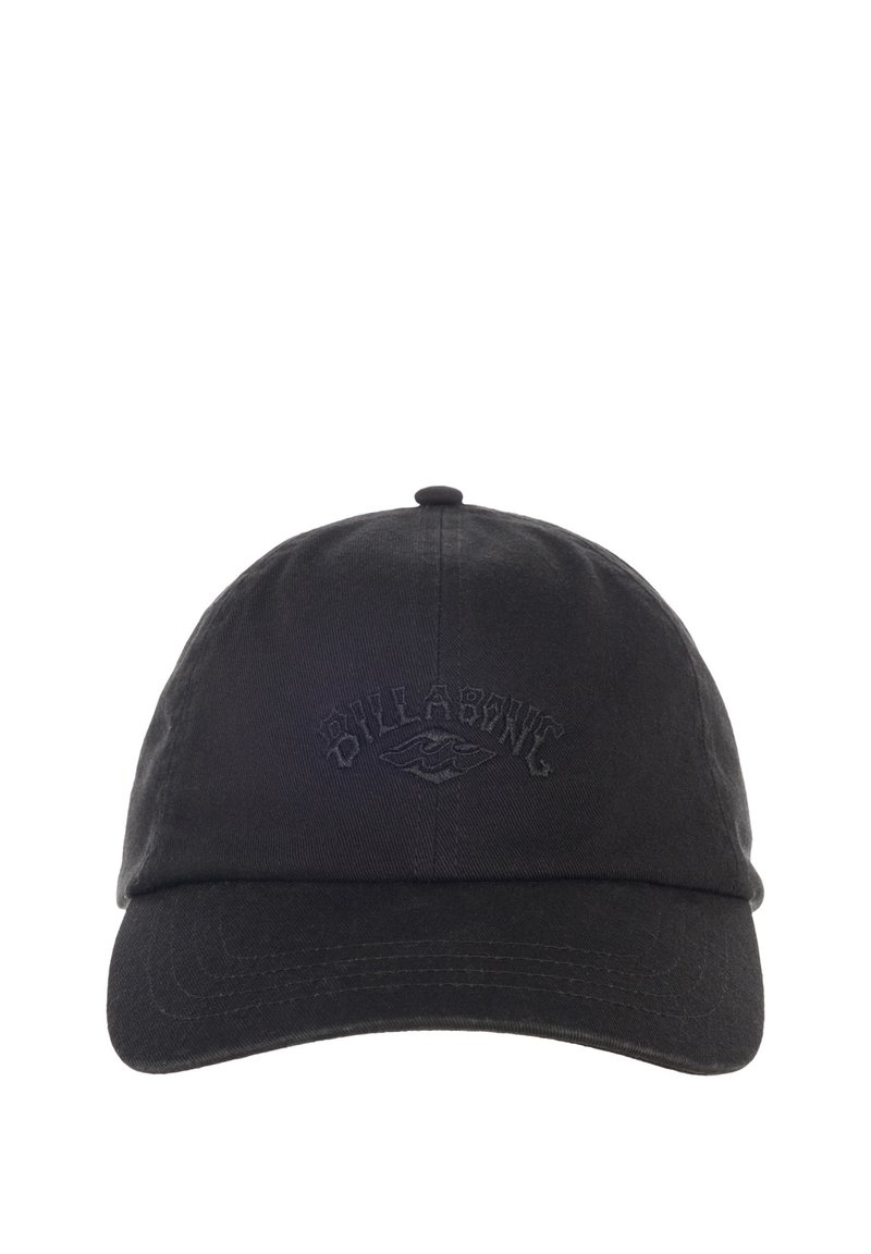 Gorra de béisbol negra de algodón con visera curva. Presenta un logo en relieve de "Billabong" y un detalle de ola en la parte frontal.