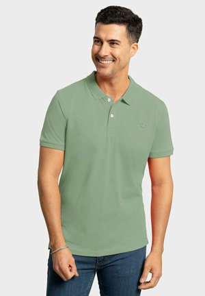 Polo verde con cuello, mangas cortas y tres botones blancos. Presenta un sutil logo en relieve en el pecho.