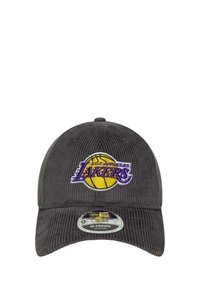 Cappello da baseball in corduroy grigio con corona arrotondata. Presenta un logo di basket giallo ricamato e il testo viola "Los Angeles Lakers". Taglia regolabile.
