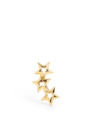 Pendiente en tono dorado que presenta tres formas de estrellas, cada una con centros huecos y puntas puntiagudas, acabado pulido y sin elementos visibles de sujeción.
