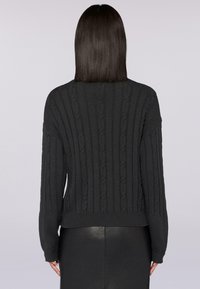 Ciemnoszara swetra z dzianiny z wzorem w warkocze, ryflowaną fakturą i długimi rękawami. Skrócony krój z dopasowanym paskiem w talii i mankietami.