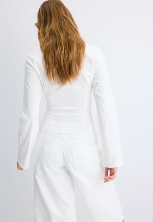 Stradivarius, V-NECK GATHERED SHIRT - Chemisier - white