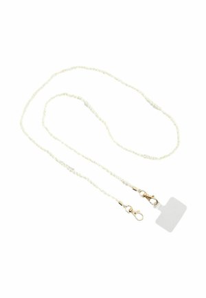 Hosszú, vékony gyöngyös szemüveglánc arany színű rákkapcsokkal, átlátszó műanyag tartóra erősítve, fehér háttéren.