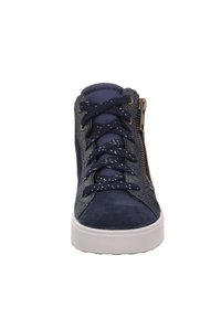 Vysoké tenisky z tmavě modrého semiše s kovovými akcenty, s bočním zipem, šněrováním a bílou gumovou podrážkou.