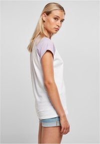 Urban Classics CONTRAST RAGLAN - Trükipildiga T-särk - white lilac