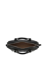 Borsa a tracolla in pelle nera con chiusura a zip, texture liscia e design a rilievo. L'interno è beige, con doppi manici e accessori metallici.