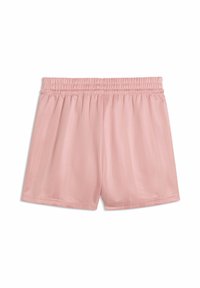 Απαλά ροζ σατέν σορτς με ελαστική μέση και διακριτικές κάθετες ρίγες, απλωμένα επίπεδα σε λευκό φόντο.