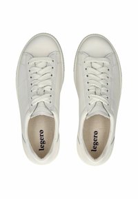 Un paio di sneakers bianche in pelle con lacci, dalla punta rotonda e soletta beige con l'etichetta "legero", viste dall'alto su uno sfondo bianco.