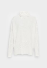 Suéter de punto blanco con un alto cuello de tortuga, que presenta un corte holgado, un patrón texturizado y puños y dobladillo acanalados.