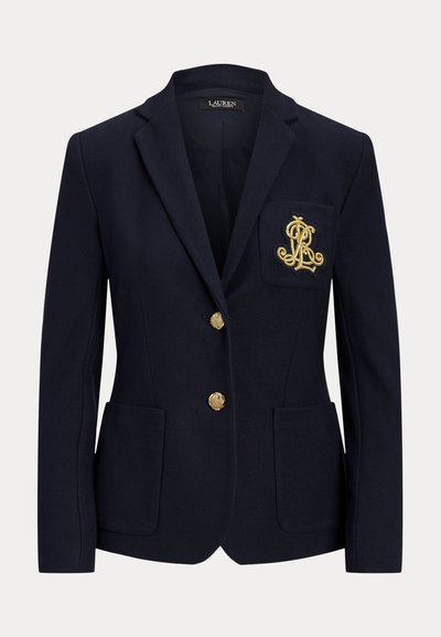 Blazer bleu marine avec revers cranté, deux boutons dorés, deux poches plaquées à l'avant et logo "RL" brodé en or sur la poche poitrine gauche.