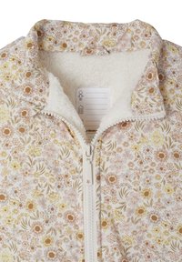 Blumige Zip-Jacke mit einem weißen Fleece-Kragen. Sie hat ein Pastellmuster aus kleinen rosa, gelben und braunen Blumen auf einem cremefarbenen Hintergrund.