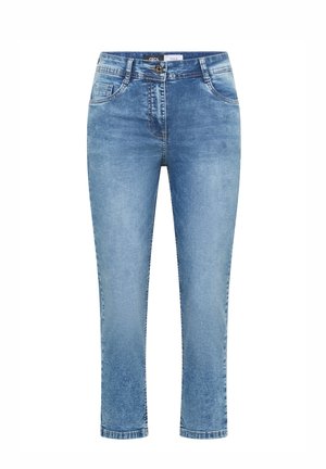 Jean en denim bleu clair avec bouton et fermeture éclair à l'avant, passants de ceinture et design classique à cinq poches, présenté de face sur fond blanc.