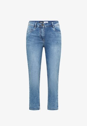 Jean en denim bleu clair avec bouton et fermeture éclair à l'avant, passants de ceinture et design classique à cinq poches, présenté de face sur fond blanc.