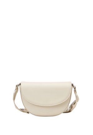 Weiße Kunstleder-Handtasche mit einer gebogenen, halbkreisförmigen Form, einem Klappenverschluss und einem abnehmbaren Stoffgurt. Mit geprägt Logo auf der Vorderseite.