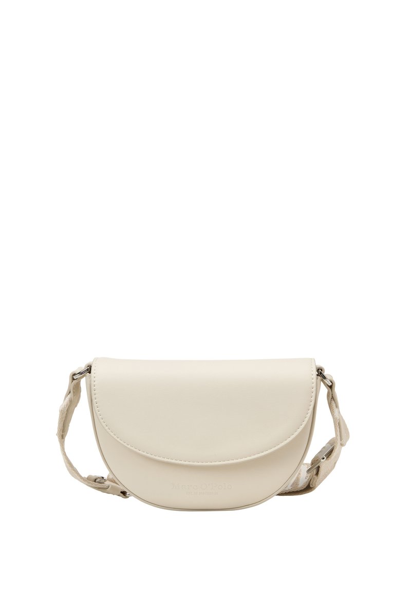 Weiße Kunstleder-Handtasche mit einer gebogenen, halbkreisförmigen Form, einem Klappenverschluss und einem abnehmbaren Stoffgurt. Mit geprägt Logo auf der Vorderseite.