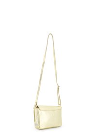 Metallisk guld crossbody taske med en slank rektangulær form, en flad frontklap og en enkelt justerbar strop. Glat tekstur, ingen synlige mønstre.