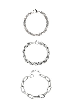 Drie zilveren armbanden weergegeven. Boven: gedraaide kettingen. Midden: in elkaar grijpende schakels met een sluiting. Onder: afwisselend gedraaide en platte schakels met een ketting.