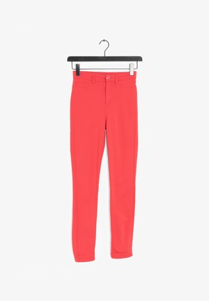 Rode aansluitende broek van rekbaar materiaal, met een knoopsluiting aan de voorkant, twee steekzakken aan de voorkant en een gestroomlijnde pasvorm.