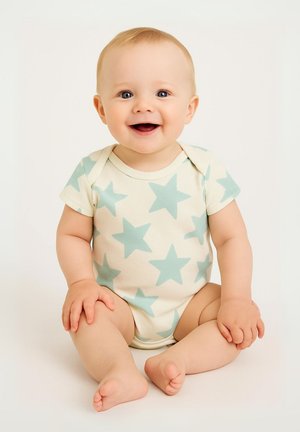 Ljusfärgad babybody med mintgrön stjärnmönster, korta ärmar och rund halsringning. Babyn sitter, ler och har synlig mjuk hud.