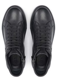 Botine negre din piele cu vârfuri rotunde, șireturi plate, fermoare laterale și accente texturate. Finisaj neted cu branding subtil pe branț.