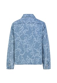 Jeansjacke in Hellblau mit durchgehendem weißem Blumenmuster, geknöpften Manschetten und klassischem Kragen auf der Rückseite.