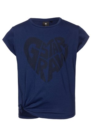 Camiseta de color azul marino con mangas cortas, que presenta un gran gráfico en forma de corazón negro con el texto "G-Star RAW" en letras negritas. Detalle de nudo en el dobladillo.