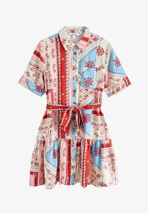 Robe boutonnée à manches courtes avec ceinture à la taille, présentant des motifs nautiques de compas et de paisley en rouge, bleu et rose.